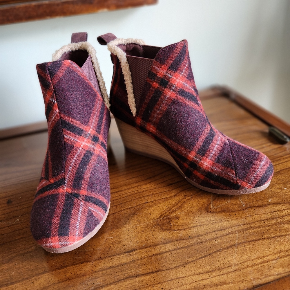 Toms Kelsey Wedge Booties Size 8